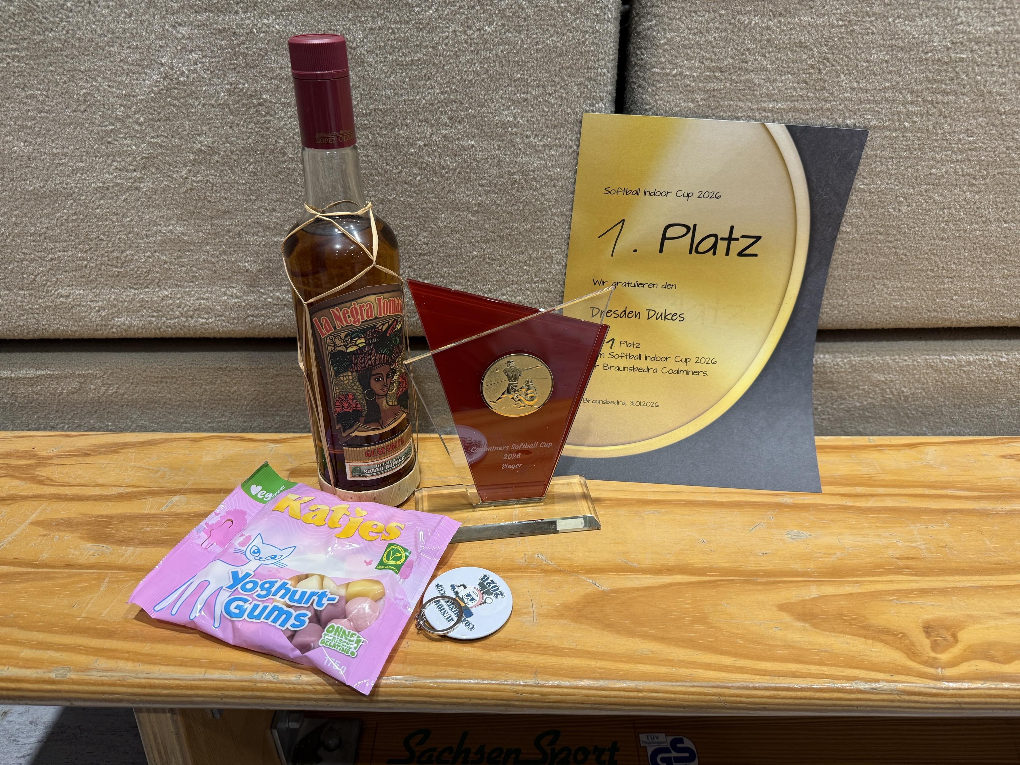 Pokal, Urkunde, Schlüsselanhänger, Gummibären und ein Flasche Rum